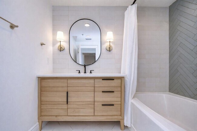 Building Photo - 2410 W Azeele St