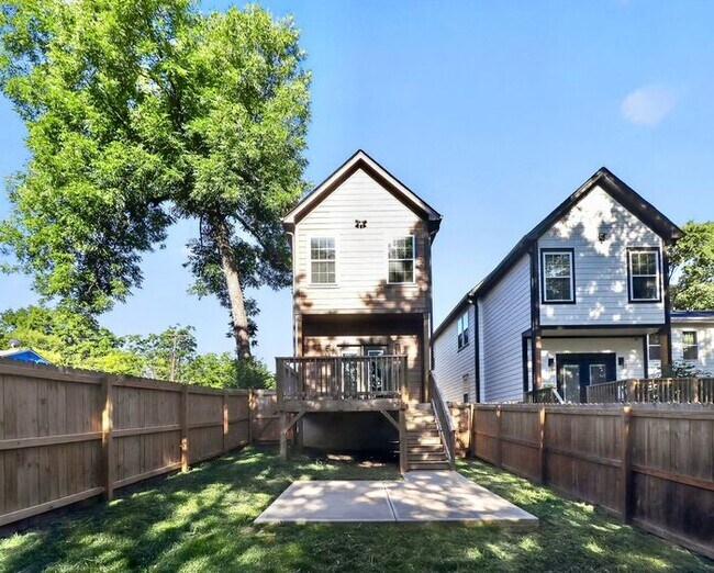 Building Photo - Beautiful 3BD/2.5BA Single Family Home in Reid Park!