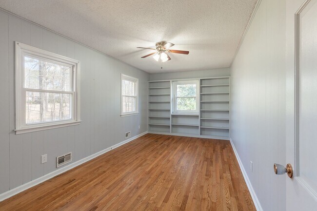 Building Photo - Spacious 4bd/2.5ba Ranch w/ Two-Car Garage & Large Basement and Screened Porch!