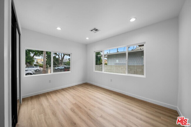 Building Photo - 1537 N Kingsley Dr