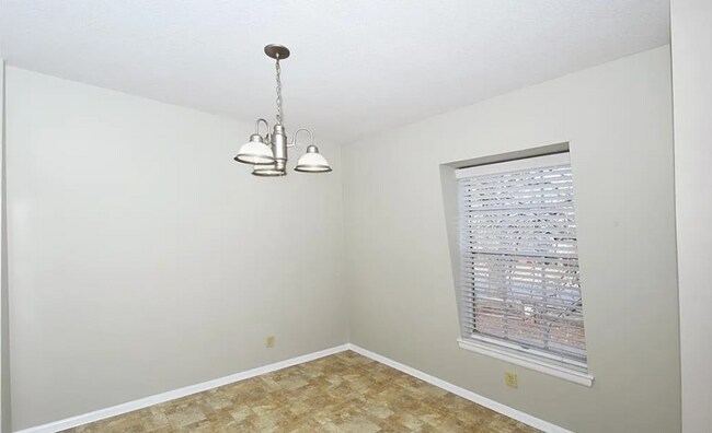 Building Photo - Well-maintained 2-bedroom, 1-bath upper level condo in Winston-Salem,