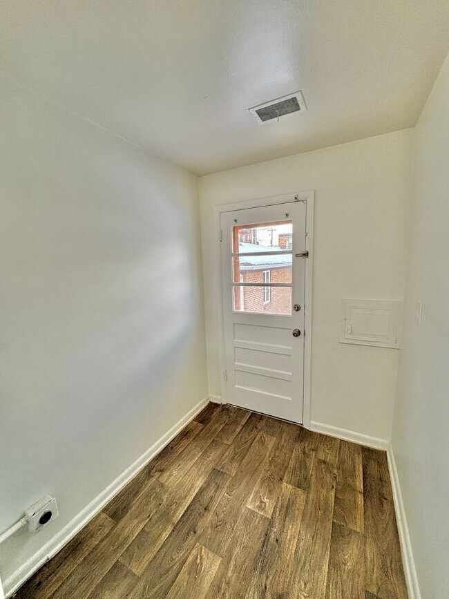 Building Photo - Sunlit Bungalow in Denver’s University District!! Available Now!!