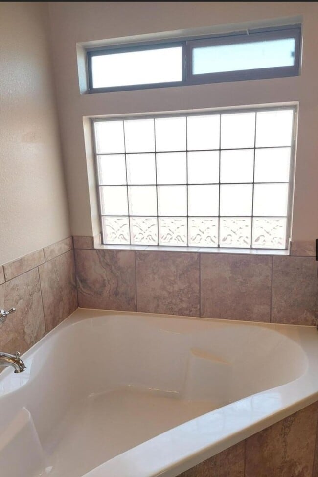 Building Photo - 3 bedroom 2 bathroom beautiful rental ! Available November