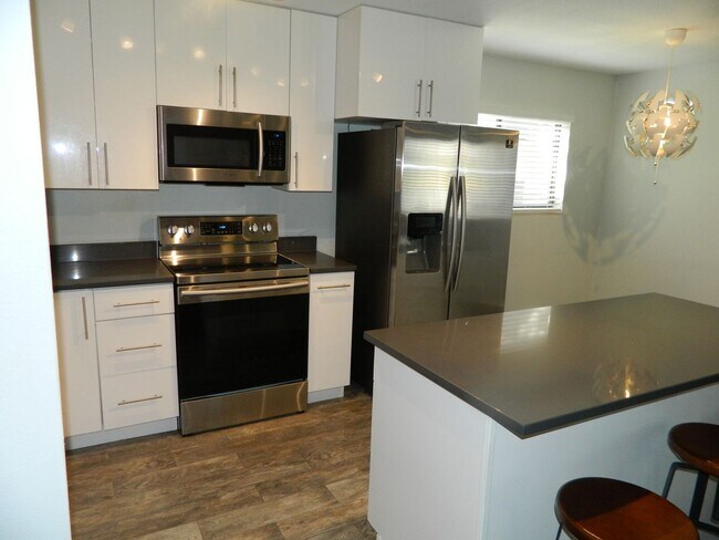 Building Photo - Beautifully Upgraded 2BR/2BA Condo – Lake ...