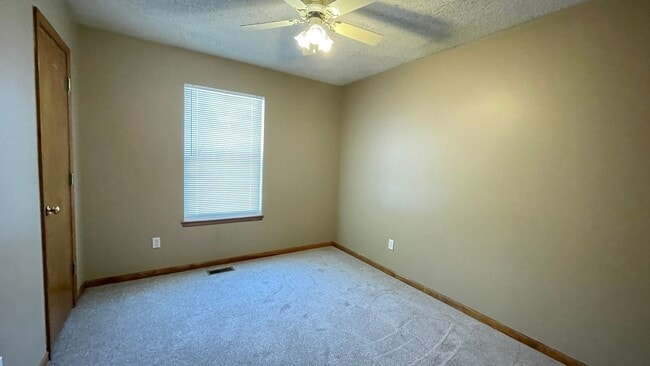 Building Photo - 3 Bedroom, 2 Bathroom with Vaulted Ceiling...