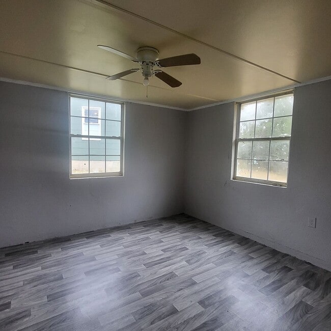 Building Photo - 111 Circle Dr