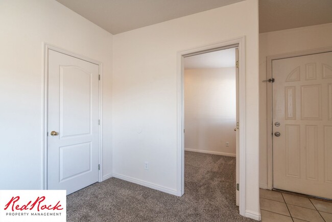 Building Photo - Enjoy Scenic Ivins Living – 3-Bed, 2-Bath ...