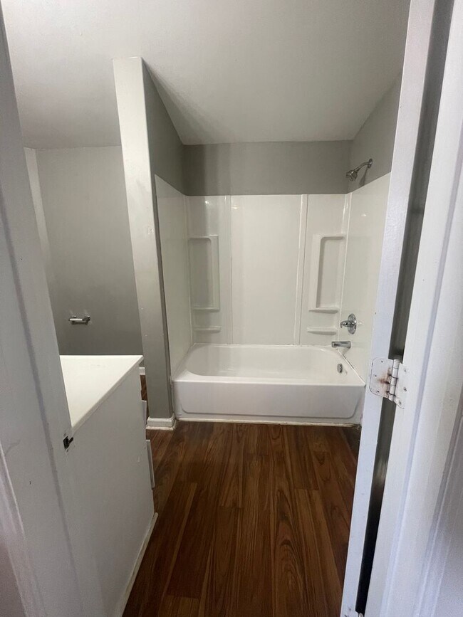 Building Photo - Available Now  LARGE 3 Bedroom 1 bath house