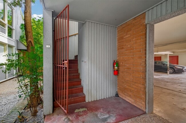 Building Photo - 615 Kipling St