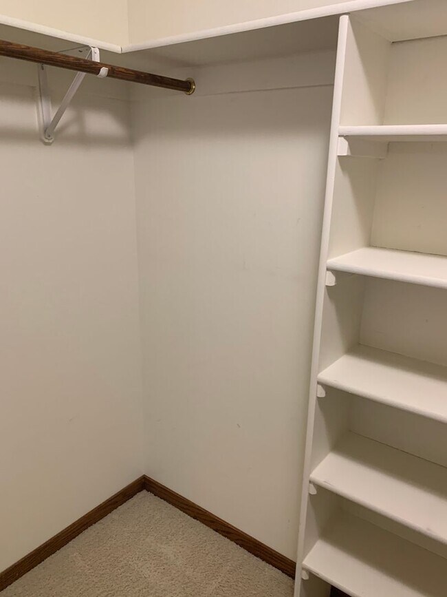 Building Photo - ~ APPLICATIONS PENDING ~ 3 bedroom, 3 bath...