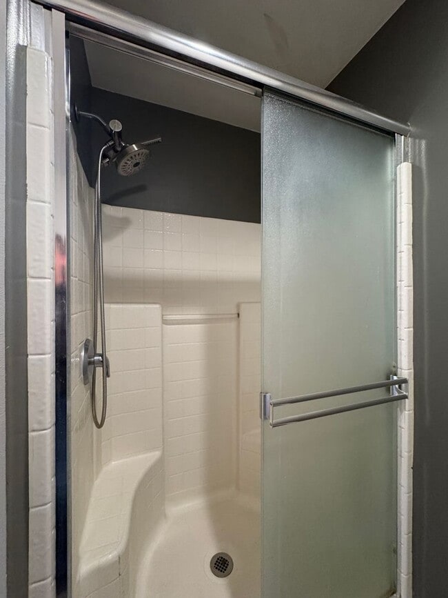 Building Photo - HUGE PET FRIENDLY Rental