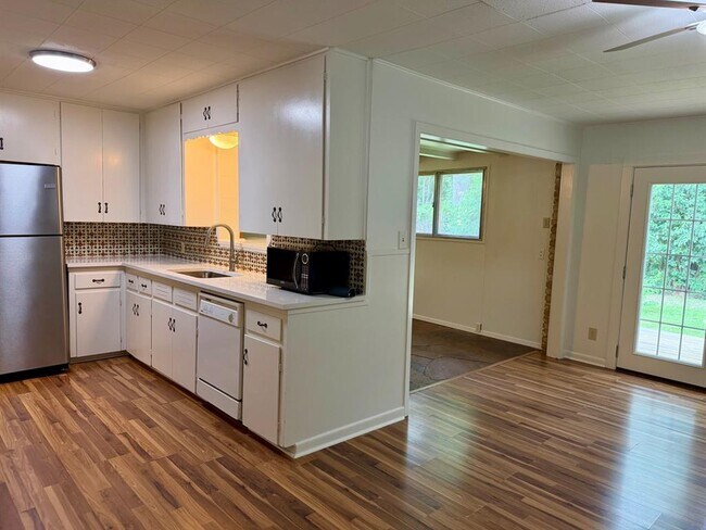 Building Photo - 5510 Delwood Dr
