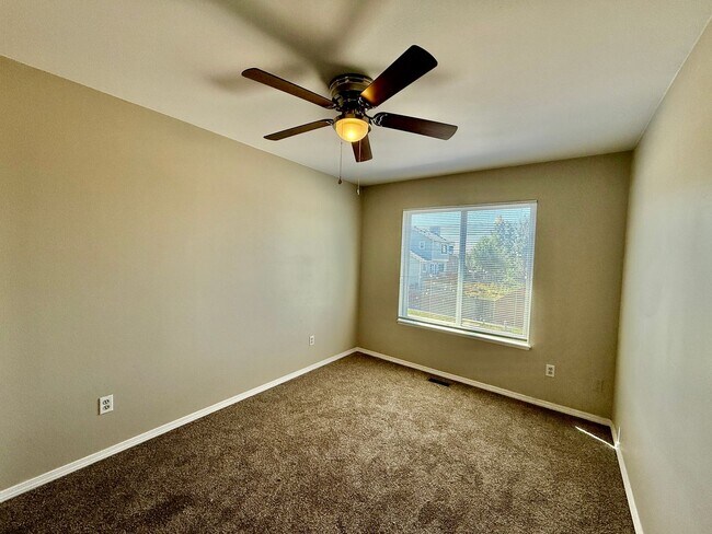 Building Photo - Large Springs Ranch 5 bedroom Close to Pow...