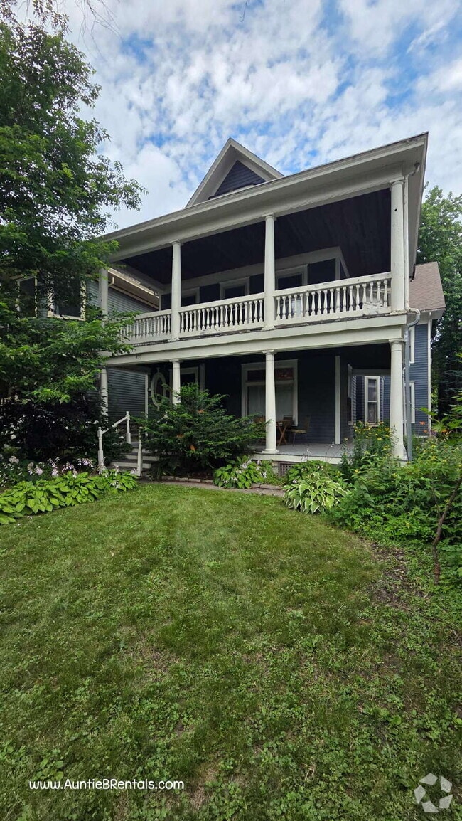 Building Photo - 3 bed - 1 bath One block from Grand Ave in...