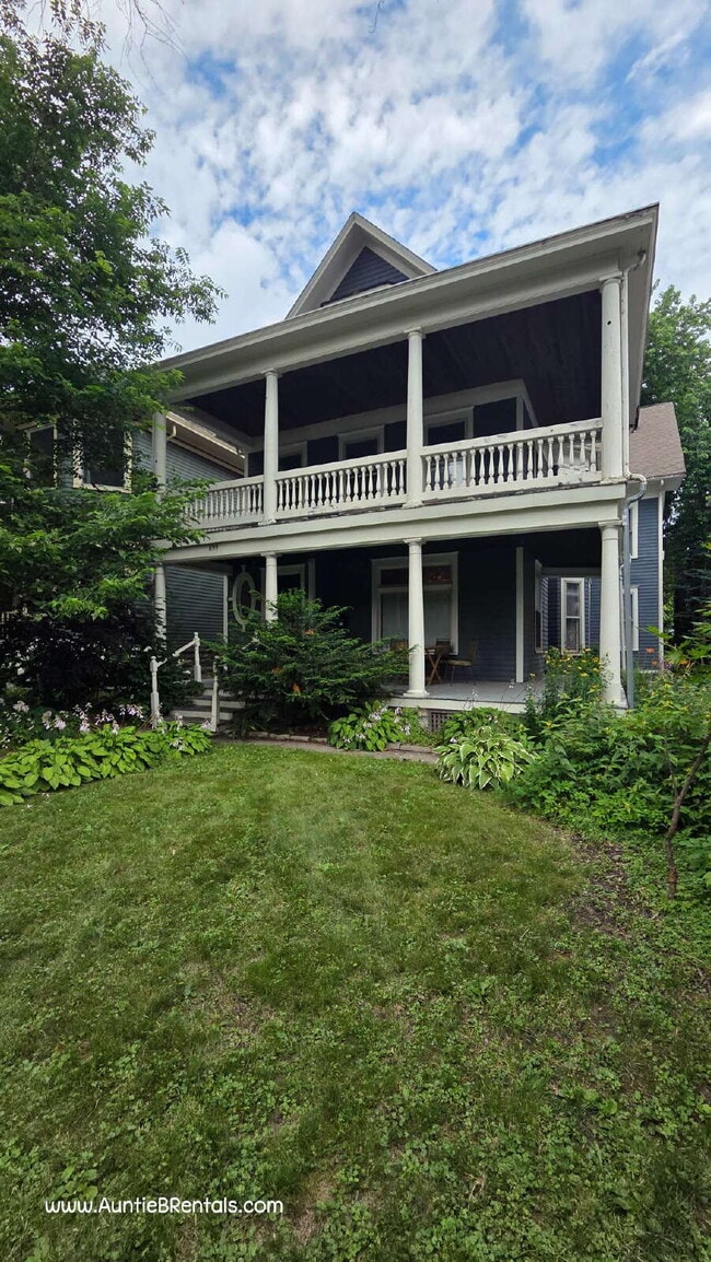 Building Photo - 3 bed - 1 bath One block from Grand Ave in St. Paul