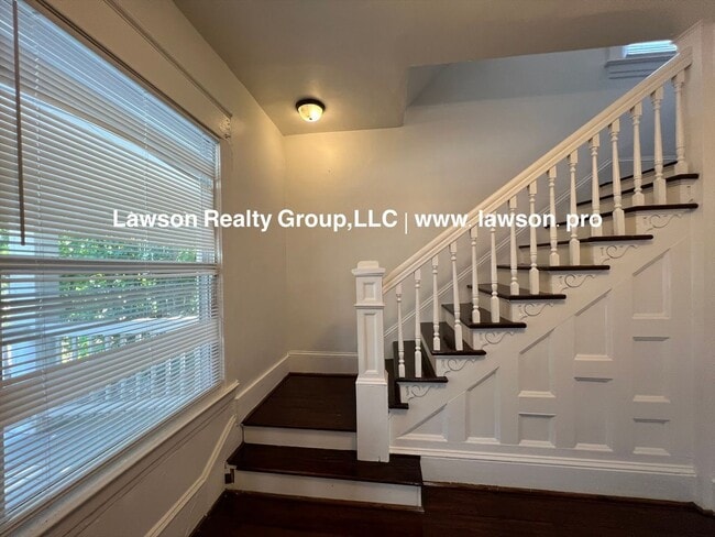Building Photo - 1208 Chapman Ave SW