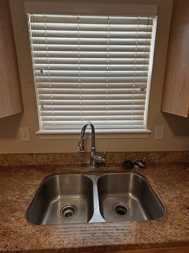 Building Photo - 4 Bedroom, 2.5 Bath Townhome in Greeley