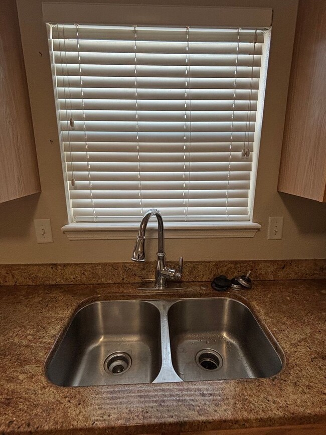 Building Photo - 4 Bedroom Townhome Near UNC - Available Au...