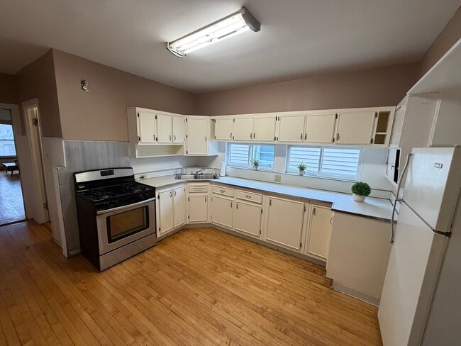 Building Photo - 5252 N Ludlam Ave