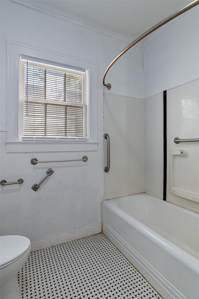 Building Photo - 117 Merrick St