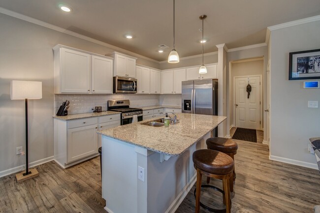 Building Photo - Luxury Townhome and beautiful kitchen   Co...