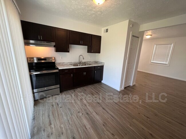 Building Photo - 892 Haller St