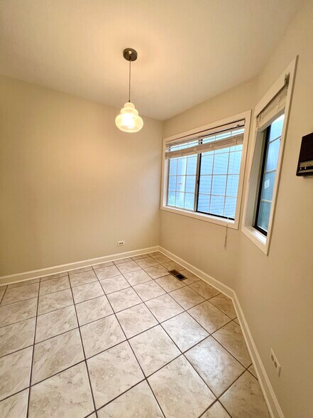 Building Photo - 1232 S Parkside Dr