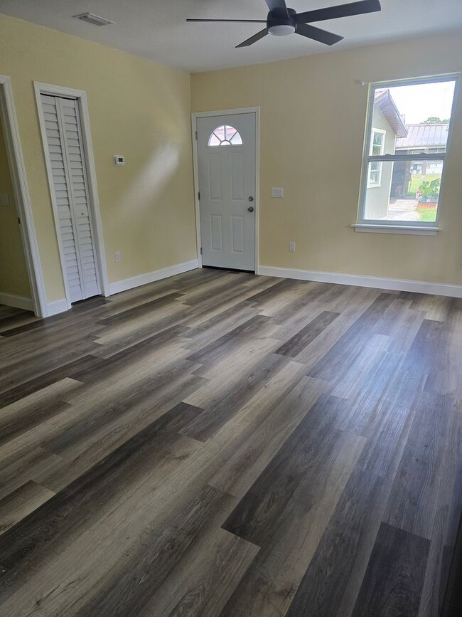 Building Photo - Gorgeous 2/1 in Homosassa!!!
