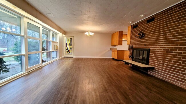 Building Photo - 495 Compton Rd