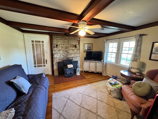 Building Photo - 3 Bed/2 Bath Single Fmaily Home