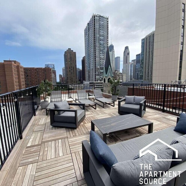 Building Photo - 1140 N La Salle Dr