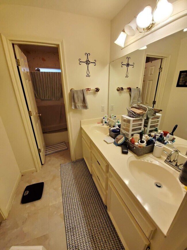 Building Photo - Bryan, 3 bedroom - 2 bath - 2 car garage - fenced in back yard. - Near Blinn College campus.