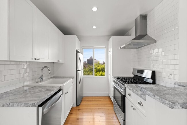 Building Photo - This beautifully updated 1 bed / 1 bath apartment in Echo Park is now available!