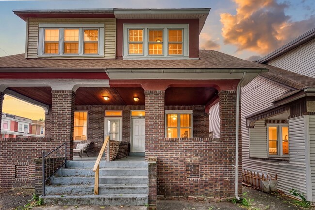 Building Photo - Spacious 3 Bedroom, 1.5 Bathroom with large Porch and Backyard