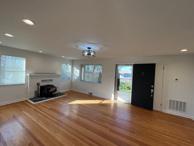Building Photo - Newly renovated light filled 2 bedroom home with views of Rainer in Bryn Mawr-Skyway!