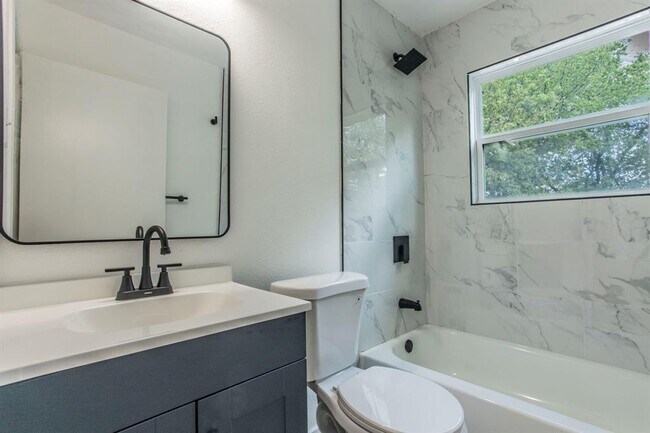 Building Photo - 415 W Hutchins Pl