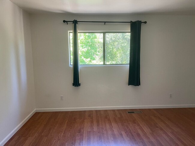 Building Photo - 2 Bedroom 1.5 bath Townhome!
