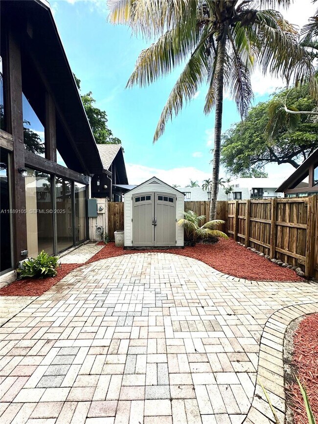 Building Photo - 497 N University Dr