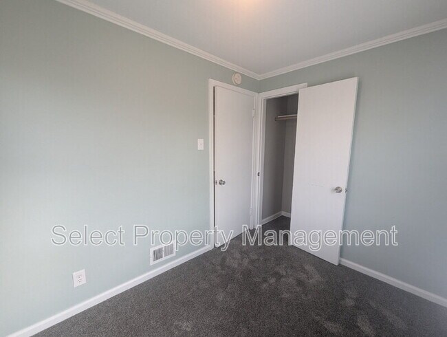 Building Photo - 1523 Curdes Ave