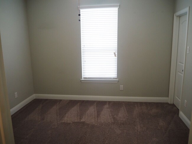 Building Photo - 3 Bed - 2.5 Bath Townhome on River Walk in...