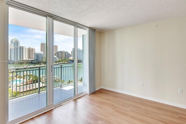 Building Photo - 1111 Brickell Bay Dr