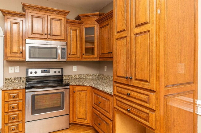 Building Photo - Spacious 2-Story in Pikeville! 3 BR | 2.5 BA w/ Bonus Room *Lawn Care / Trash Included*