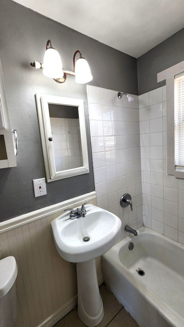 Building Photo - 3 BED 1 Bath Home Andys Sub Addition Bethany, OK