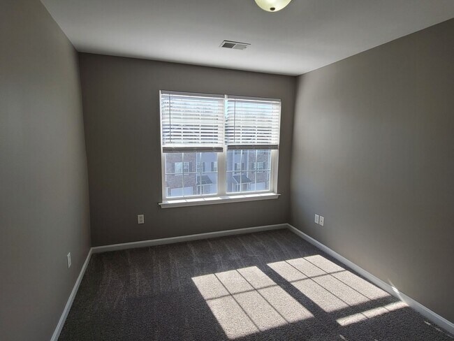 Building Photo - 3 bedroom,  2 1/2 bath town home in Waynesboro PA END UNIT