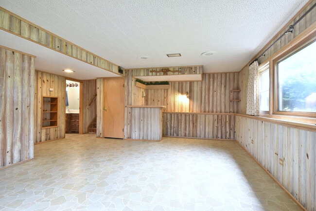 Building Photo - 8006 W Courtland Ave