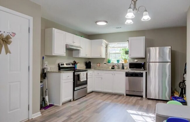 Building Photo - 108 Creekside Dr