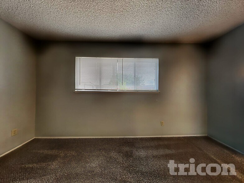 Building Photo - 1213 Essex Dr