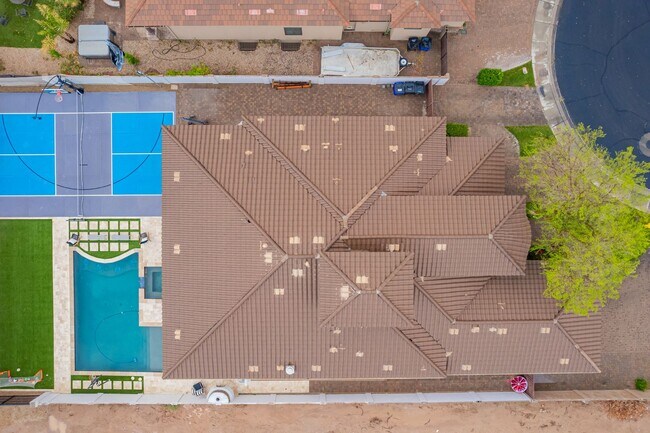 Building Photo - Beautiful 6-bedroom basement home