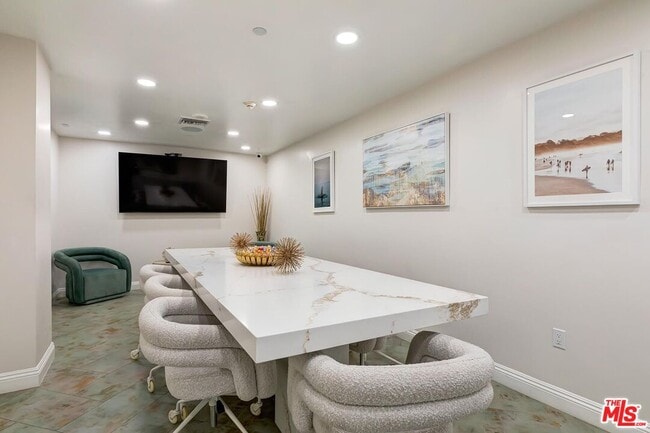 Building Photo - 10520 Wilshire Blvd