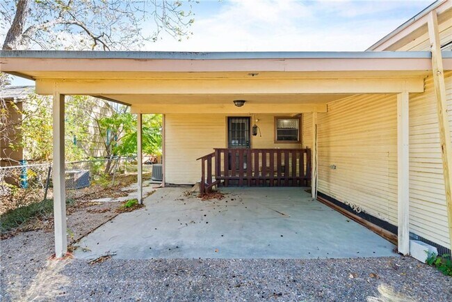 Building Photo - 626 Caddo St